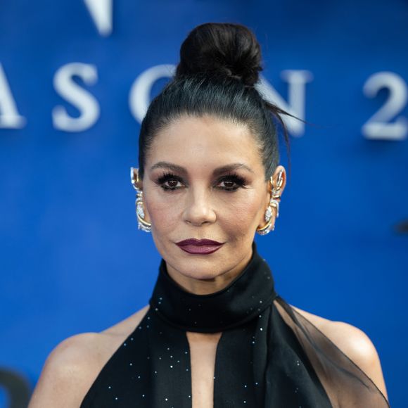 Catherine Zeta-Jones em 2025 em divulgação da segunda temporada de 'Wandinha'