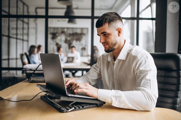 Por outro lado, quando a troca se torna uma atitude constante e sem motivos, pode ser sinal de ansiedade, dificuldade de sustentar frustrações, expectativas desalinhadas ou ambientes tóxicos