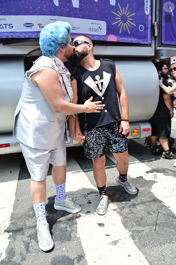 Carnaval 2025: neto de Silvio Santos, Tiago Abravanel beijou marido, Fernando Poli, que também fez homenagem ao artista