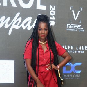 Iza aposta em look todo vermelho e revela paixão por botas over the knee