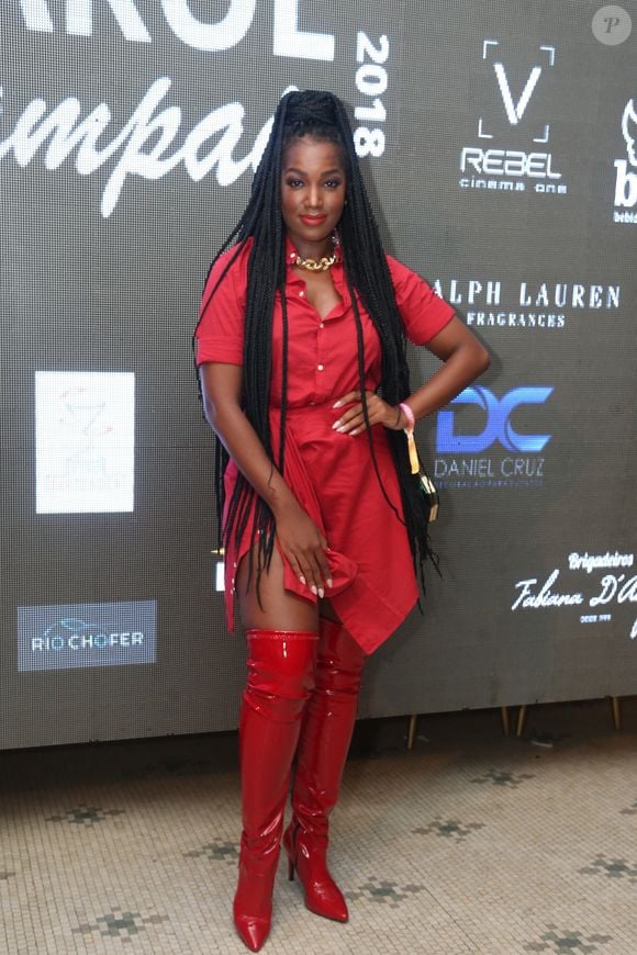 Iza aposta em look todo vermelho e revela paixão por botas over the knee