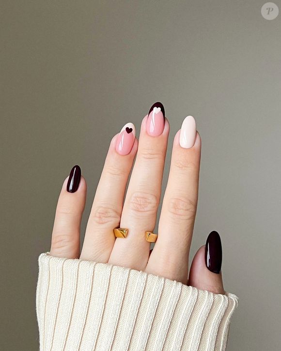 O charme atemporal da francesinha ganha toque moderno nessa versão de unha decorada clarinha