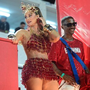 Paolla Oliveira ousa com look que deixou sua barriga à mostra nesse domingo (02).