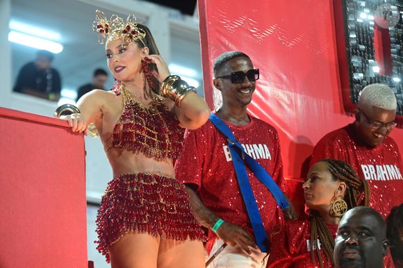 Paolla Oliveira ousa com look que deixou sua barriga à mostra nesse domingo (02).