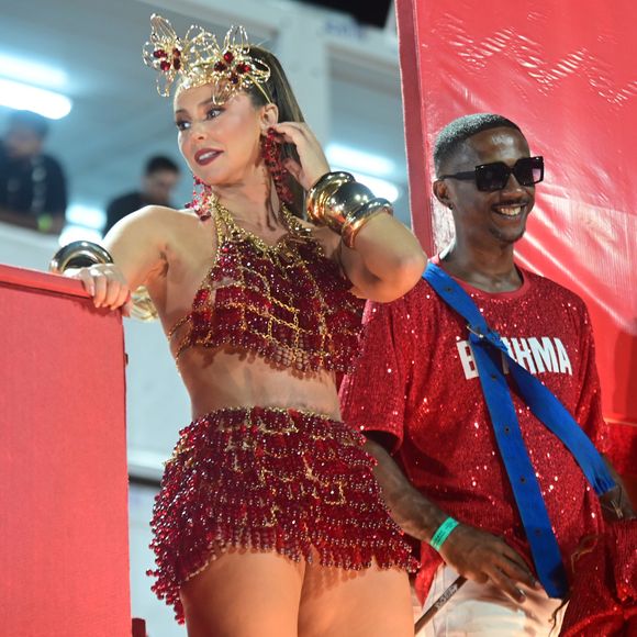 Paolla Oliveira ousa com look que deixou sua barriga à mostra nesse domingo (02).