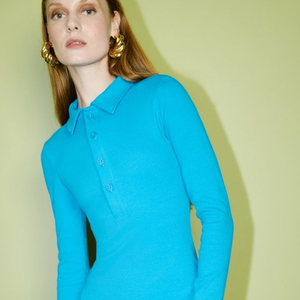 O vestido usado por Yasmin Brunet, que valorizou sua silhueta, possui gola polo, e mangas longas.