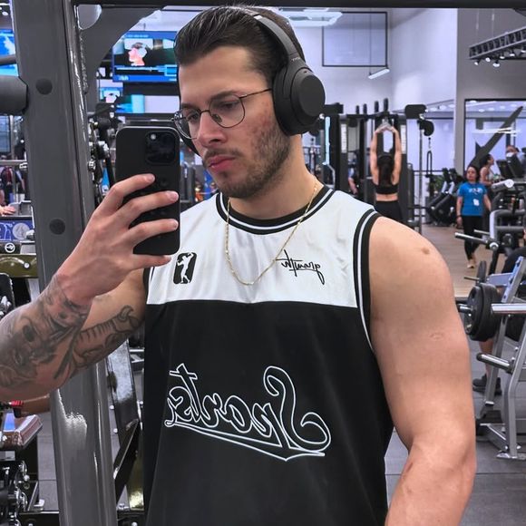 João Gustavo se posicionou a favor da mãe na luta pela guarda de Leo. O estudante de nutrição repostou a publicação que Ruth fez nesta terça-feira (24)