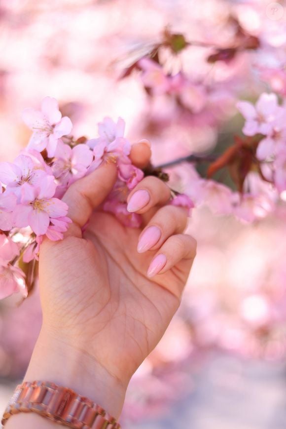 Rosa natural: O rosa suave continua entre as cores de unhas mais versáteis para a primavera, com efeito cremoso que deixa as mãos com aparência uniforme e saudável