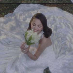 Selena Gomez escolheu se casar descalça e dispensou o uso de sapatos para a cermônia