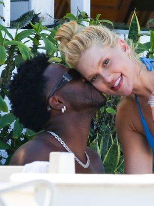 Deu praia! Vini Jr. troca beijos com Virgínia à beira-mar; fotos do casal