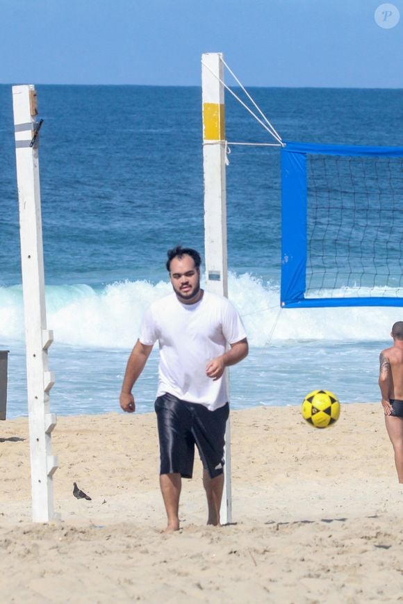 Além da camiseta, look praiano de Francisco Gil também era sempre com short