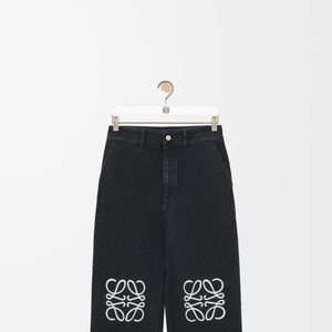 No site da Loewe, inclusive, é possível encontrar o produto para a compra por $ 1.150,00, aproximadamente R$ 7.013,10 na cotação atual.