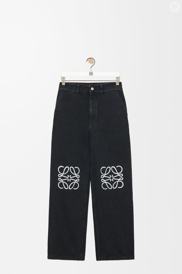 No site da Loewe, inclusive, é possível encontrar o produto para a compra por $ 1.150,00, aproximadamente R$ 7.013,10 na cotação atual.