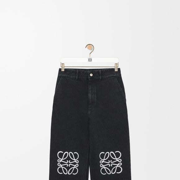 No site da Loewe, inclusive, é possível encontrar o produto para a compra por $ 1.150,00, aproximadamente R$ 7.013,10 na cotação atual.