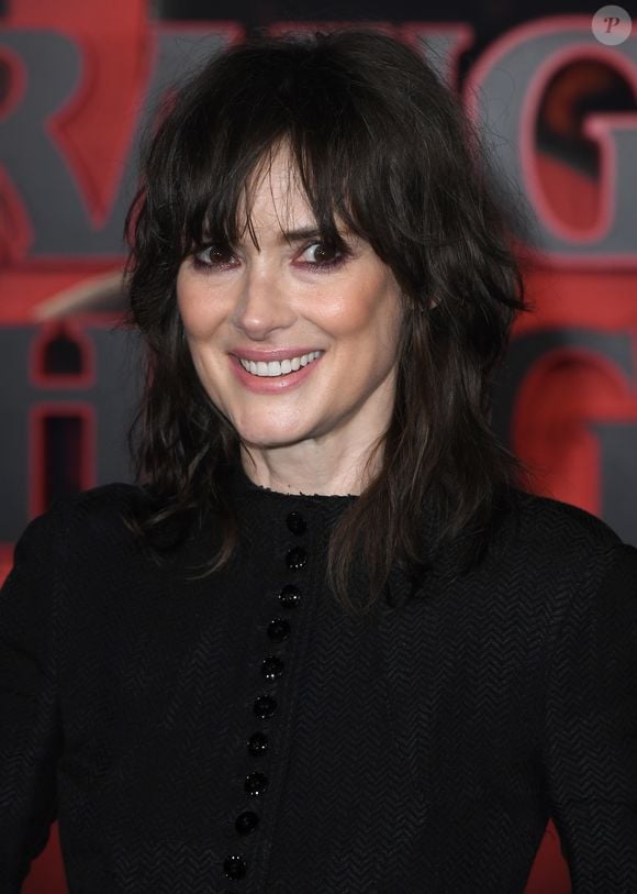 Winona Ryder é referência do corte shaggy, que combina camadas desfiadas e textura irregular para criar um visual moderno e descontraído