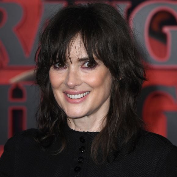 Winona Ryder é referência do corte shaggy, que combina camadas desfiadas e textura irregular para criar um visual moderno e descontraído