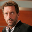 14 anos depois de 'House': aos 67, Hugh Laurie volta à televisão com uma nova série e agora ele passa longe de um consultório médico