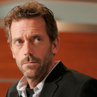14 anos depois de 'House': aos 67, Hugh Laurie volta à televisão com uma nova série e agora ele passa longe de um consultório médico