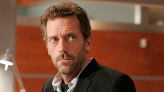 14 anos depois de 'House': aos 67, Hugh Laurie volta à televisão com uma nova série e agora ele passa longe de um consultório médico