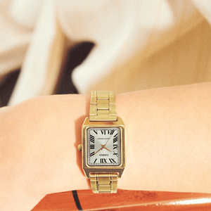 Formato retangular, números romanos e acabamento dourado fazem do modelo “irmão pobre” um acerto para quem ama sofisticação sem exageros