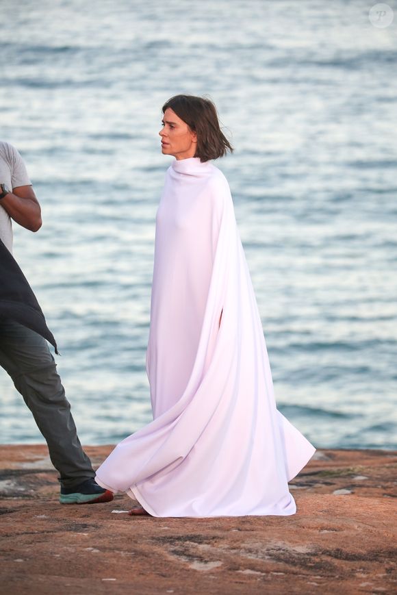 As primeiras imagens de Carolina Dieckmann gravando cenas espirituais de Diná já estão deixando fãs nostálgicos da novela de 1994