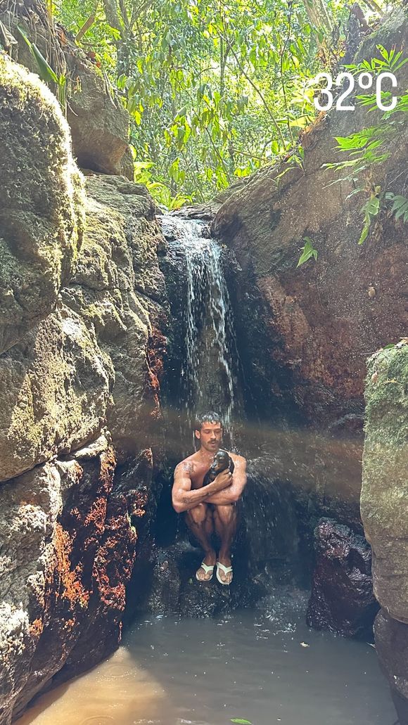 João Guilherme surgiu em clique fofo na cachoeira ao lado de Haku, na tarde desta quarta-feira (05).