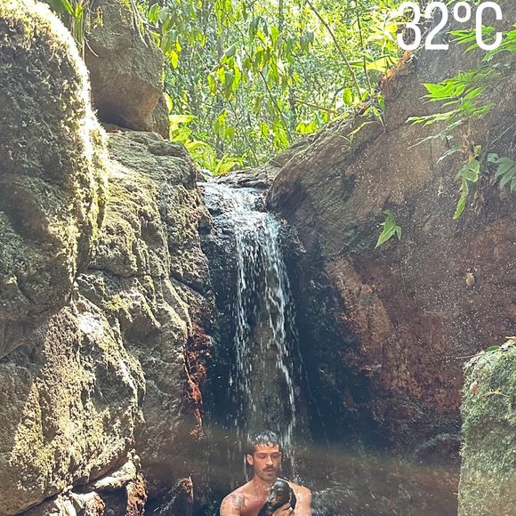 João Guilherme surgiu em clique fofo na cachoeira ao lado de Haku, na tarde desta quarta-feira (05).