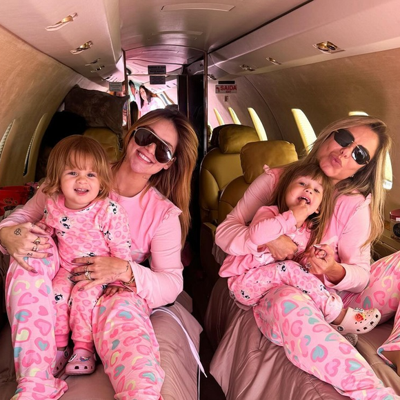 A aeronave particular da influenciadora tem cabine personalizada e interior pensado para viagens com a família