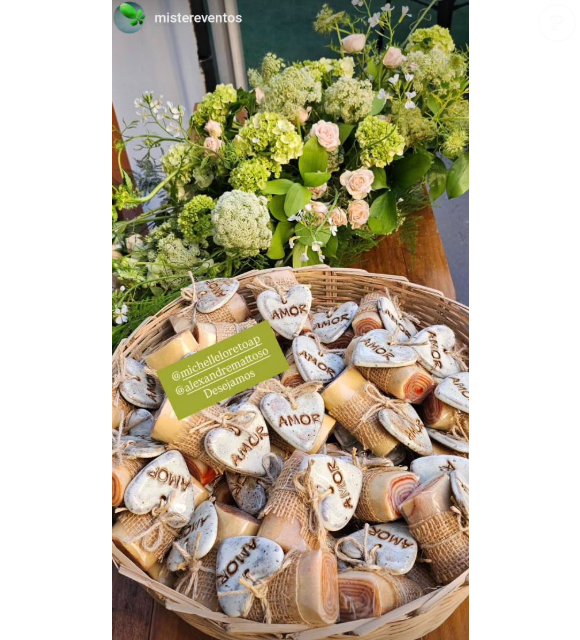As lembrancinhas do casamento de Michelle Loreto foram bolo de rolo, substituindo os tradicionais bem-casados.