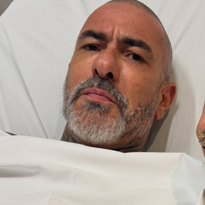 'Roubaram minha aliança no hospital': chamado de 'Folgaça' por ausência no 'MasterChef Brasil', Henrique Fogaça detalha acidente de moto a 120 km/h; chef revela costelas quebradas e fotos de ferimentos