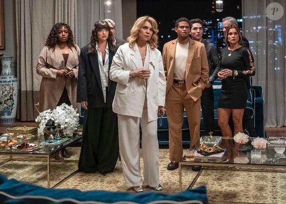 Adriana (Letícia Colin) reúne a família para a leitura da auditoria e surpreende todos ao apresentar Heitor (Renato Góes) vivo.