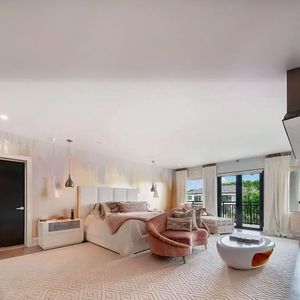 Suíte master conta ainda com sala de estar integrada, cama king size estofada e é inspirada em quartos de hotéis no estilo boutique exclusiva