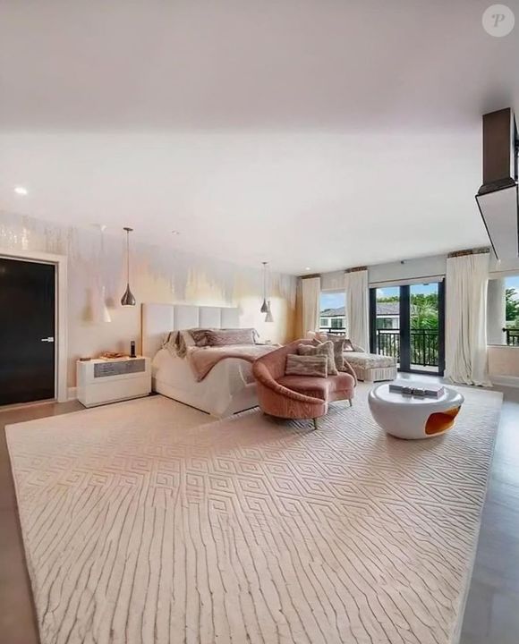 Suíte master conta ainda com sala de estar integrada, cama king size estofada e é inspirada em quartos de hotéis no estilo boutique exclusiva