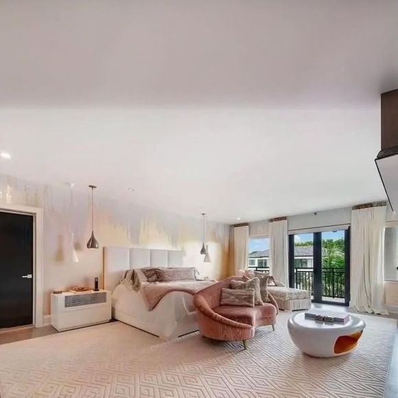 Suíte master conta ainda com sala de estar integrada, cama king size estofada e é inspirada em quartos de hotéis no estilo boutique exclusiva