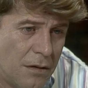 Raul ( Miguel Falabella) conta para Alberto (Claudio Cavalcanti) que é estéril, e não Andrezza (Thaís de Campos)