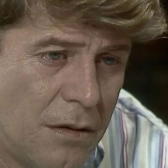 Raul ( Miguel Falabella) conta para Alberto (Claudio Cavalcanti) que é estéril, e não Andrezza (Thaís de Campos)