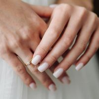 Qual melhor esmalte para usar no casamento? Do vermelho intenso ao nude natural, confira 6 tendências de unhas decoradas para casar com estilo e personalidade
