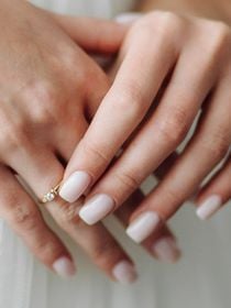 Qual melhor esmalte para usar no casamento? Do vermelho intenso ao nude natural, confira 6 tendências de unhas decoradas para casar com estilo e personalidade