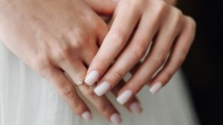 Qual melhor esmalte para usar no casamento? Do vermelho intenso ao nude natural, confira 6 tendências de unhas decoradas para casar com estilo e personalidade