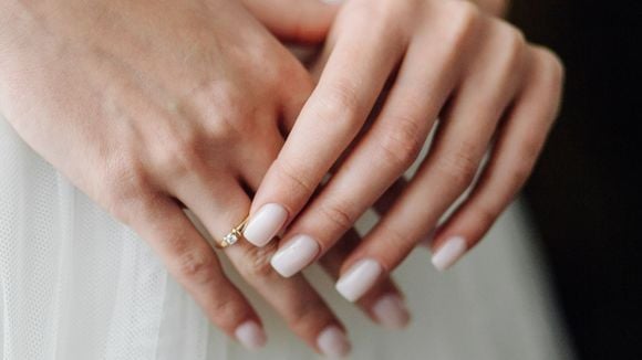 Qual melhor esmalte para usar no casamento? Do vermelho intenso ao nude natural, confira 6 tendências de unhas decoradas para casar com estilo e personalidade
