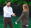 Guilherme Berenguer e Juliana Didone combinaram looks em gravação na praia