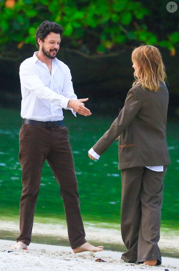 Guilherme Berenguer e Juliana Didone combinaram looks em gravação na praia