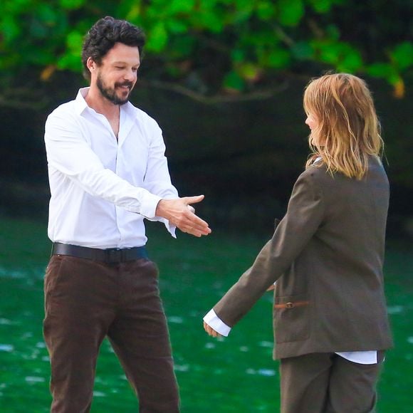 Guilherme Berenguer e Juliana Didone combinaram looks em gravação na praia