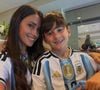 Mulher de Messi, Antonela Roccuzzo, se diverte com um dos filhos durante jogo da Argentina na Copa 2026