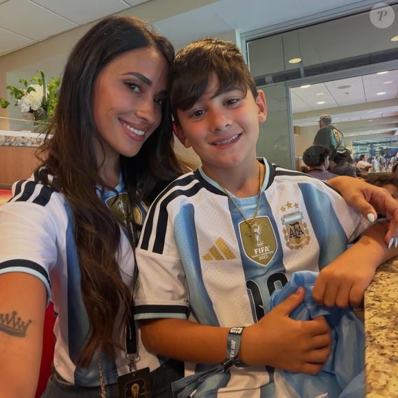 Mulher de Messi, Antonela Roccuzzo, se diverte com um dos filhos durante jogo da Argentina na Copa 2026