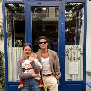 Chay Suede compartilha registros da viagem em família em Madrid e detalhe do look de Laura Neiva desperta interesse aos fashionistas de plantão