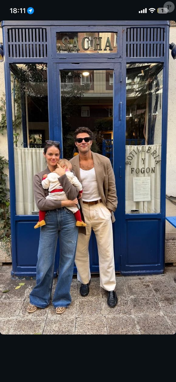 Chay Suede compartilha registros da viagem em família em Madrid e detalhe do look de Laura Neiva desperta interesse aos fashionistas de plantão
