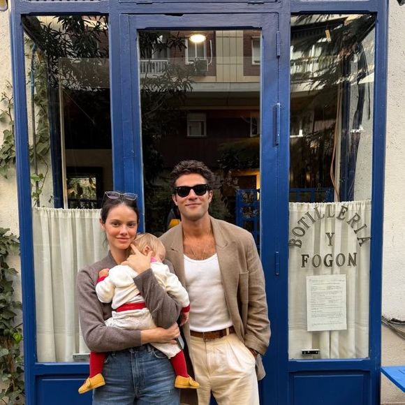 Chay Suede compartilha registros da viagem em família em Madrid e detalhe do look de Laura Neiva desperta interesse aos fashionistas de plantão