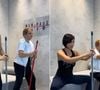 Com algo tão simples quanto o cabo de uma vassoura, algo que todos temos em casa, Bete propõe uma série de exercícios com uma cadeira ou um sofá