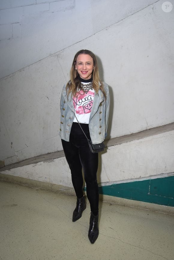 A estilista Lethicia Bronstein escolheu um look casual com uma camiseta da Xuxa para o show